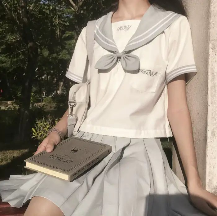 濠河边上的女人